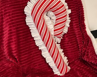 Ruffle Stuffed Candy Cane Pillow de aproximadamente 25 pulgadas de alto.  Sin cremallera, viene relleno ya.