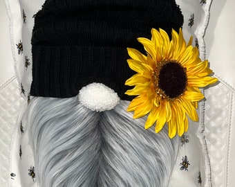 Bee Gnome Pillow Cover 18x22 y Bee Gnome a juego.