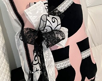 Sombreros y botas de funda de almohada Pink Witch.