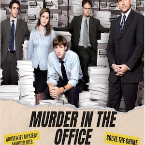 Peut inclure: Image promotionnelle pour un jeu de mystère intitulé "Murder in the Office". L'image présente un groupe de personnes en costume et en tenue de bureau, avec des piles de boîtes en arrière-plan. Le texte comprend "Mystery Materials", "Murder in the Office" et "Solve the Crime".