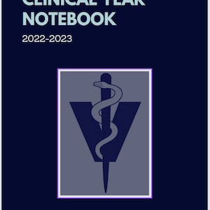 以下が含まれることがあります： 「CLINICAL YEAR NOTEBOOK」と「2022-2023」の文字が書かれた青と白の臨床年ノートカバー。カバーには、蛇が杖に巻き付いている医療シンボルが描かれた灰色の長方形も含まれています。
