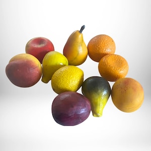 Decoración de frutas de alabastro vintage de mediados de siglo, hecha a mano en Italia. Coleccionable. Se vende por separado.
