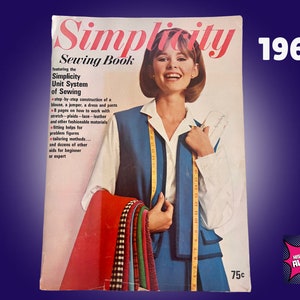 Puede incluir: Un libro de costura vintage Simplicity de 1965 con una mujer con un atuendo azul y blanco sosteniendo muestras de tela. La portada presenta el texto "Simplicity Sewing Book" y "featuring the Simplicity Unit System of Sewing".