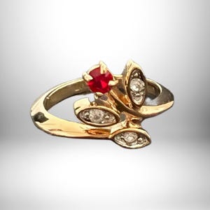 Anello vintage Avon Goldtone Rose: granato e quarzo, misura 5 (1982 NIB)