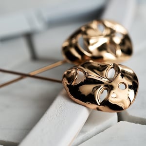 Gold Tragedy Mask Lapel Pin &quot;Sad Face&quot; Frown Drama Shakespeare Theater GOT Modern Lapel Pins for Suit Jackets Grooms Tuxedo Party Wedding