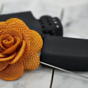 Gold Knitted Flower Lapel Pin Yellow Fall Spring Unique Modern Unisex Lapel Pins for Suit Jackets Groomsmen Boyfriend Formal Events Wedding