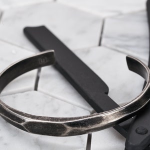Bracciale antico in argento Minimal Clean Elegant Jewelry Edgy accattivante Modern Unisex Gift - Bracciale rigido in acciaio argento - Due taglie (S o L)