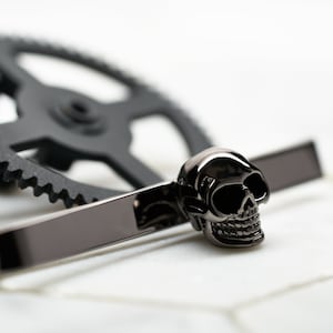 Gunmetal Skull Tie Bar Brass Plated Design Edgy Dappered Modern for Ties Rocker Unisex Groomsmen Boyfriend Formal Events Wedding Tie Clip