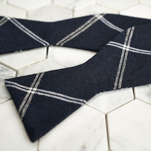 Self Tie Navy Gestreepte Linnen Vlinderdas Donker Spoorwegpatroon Katoen Minimalistische Dapper Bruidegoms Bruiloft Business Unieke Moderne Ongebonden Vlinderdas
