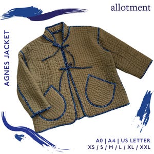 Könnte beinhalten: Eine braune gesteppte Jacke mit blauen Besätzen und einem Bindeverschluss. Die Jacke hat zwei Taschen und ist mit "Agnes Jacket" beschriftet.