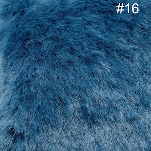 Puede incluir: Primer plano de una tela de piel sintética azul oscuro. La tela tiene una textura suave y mullida. #16