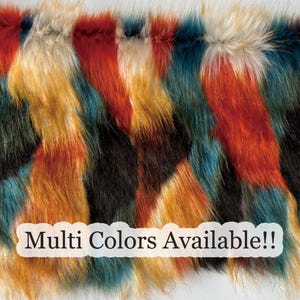 Puede incluir: Primer plano de tela de piel sintética con una vibrante mezcla de colores que incluye rojo, naranja, amarillo, turquesa y negro. El texto "Multi Colors Available!!" se muestra en la parte inferior. La piel tiene pelo largo y una textura suave.