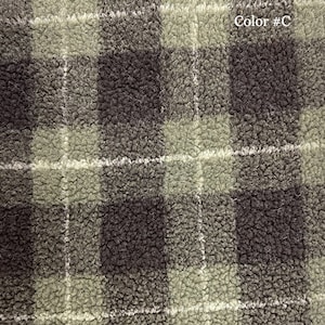 Pode incluir: Close-up de um tecido texturizado com um padrão xadrez. O design apresenta uma grade de quadrados marrons escuros e verde-oliva separados por linhas brancas. O texto "Color #C" está no canto superior direito.
