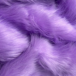 Peut inclure: Gros plan sur un tissu en fausse fourrure douce et violette. La fourrure est très moelleuse et a un léger brillant.