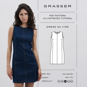 Può includere: Un abito senza maniche in denim blu scuro con cuciture a vista. L'abito è lungo fino al ginocchio ed è indossato da una persona. L'immagine include anche un diagramma dell'abito e il testo "GRASSER", "PDF PATTERN + ILLUSTRATED TUTORIAL" e "DRESS No.1135".