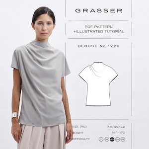Puede incluir: Una mujer lleva una blusa gris claro con cuello drapeado y mangas cortas. La imagen incluye un diagrama de la blusa y el texto "GRASSER", "PDF PATTERN + ILLUSTRATED TUTORIAL" y "BLOUSE No.1228".