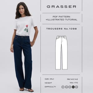 Könnte beinhalten: Eine Frau trägt ein weißes T-Shirt mit Rosenmotiv und eine dunkelblaue Hose. Das Bild zeigt auch ein Schnittmuster für Hosen, mit der Bezeichnung "TROUSERS No.1098" mit Größen- und Höhenangaben. Der Schwierigkeitsgrad wird durch Kreise angezeigt.