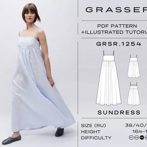 Può includere: Un abito estivo azzurro con sottili spalline, indossato da una persona. L'immagine include un diagramma dell'abito e il testo "GRASSER PDF PATTERN + ILLUSTRATED TUTORIAL GRSR.1254 SUNDRESS". La taglia dell'abito è 38/40/42, e l'altezza è 164-170 cm.