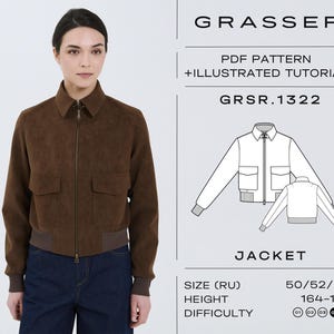 Peut inclure: Une veste en daim marron avec une fermeture éclair et deux poches avant. La personne porte un jean bleu foncé. L'image comprend un schéma de la veste et le texte "GRASSER PDF PATTERN + ILLUSTRATED TUTORIAL GRSR.1322 JACKET". Tailles disponibles : 50/52/54.