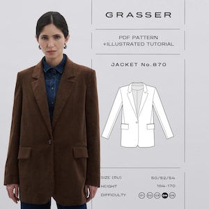 Pode incluir: Uma mulher veste um casaco de veludo cotelê castanho sobre uma camisa de ganga. A imagem inclui o texto: "GRASSER PDF PATTERN + ILLUSTRATED TUTORIAL JACKET No.870". O casaco tem dois bolsos frontais e um botão. O nível de dificuldade é indicado por círculos numerados.