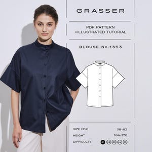Könnte beinhalten: Eine dunkelblaue Kurzarmbluse mit Stehkragen und Knopfleiste vorne. Das Bild enthält den Text: GRASSER, PDF PATTERN + ILLUSTRATED TUTORIAL, BLOUSE No.1353, SIZE (RU) 38-62, HEIGHT 164-170 sowie einen Schwierigkeitsgrad von 01.