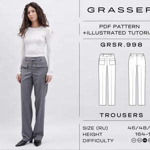 Può includere: Una donna indossa una camicia bianca e pantaloni grigi con ampie tasche anteriori. L'immagine include un diagramma dei pantaloni e il testo "GRASSER PDF PATTERN + ILLUSTRATED TUTORIAL GRSR.998 TROUSERS". L'altezza è di 164-170 cm.