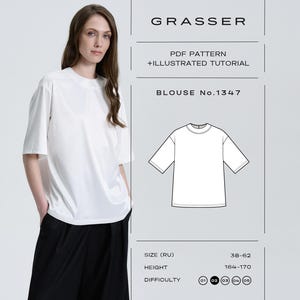 Könnte beinhalten: Eine weiße kurzärmelige Bluse mit Rundhalsausschnitt und lockerer Passform. Das Bild enthält eine technische Strichzeichnung der Bluse, den Text GRASSER, PDF PATTERN + ILLUSTRATED TUTORIAL, BLOUSE No.1347, SIZE (RU) 38-62, HEIGHT 164-170 und DIFFICULTY.