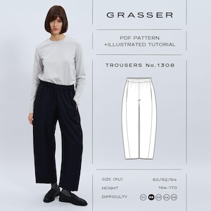 Op de afbeelding: Een persoon draagt een lichtgrijs shirt met lange mouwen en een marineblauwe broek. De afbeelding bevat een diagram van de broek en de tekst "GRASSER PDF PATTERN + ILLUSTRATED TUTORIAL TROUSERS No.1308". De moeilijkheidsgraad is aangegeven als 02.