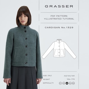 Può includere: Una donna indossa un cardigan verde acqua con bottoni e tasche neri. L'immagine include un diagramma del cardigan e il testo "GRASSER PDF PATTERN + ILLUSTRATED TUTORIAL CARDIGAN No.1329". Il livello di difficoltà è indicato da cerchi.