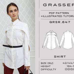 Op de afbeelding: Een wit overhemd met een uniek ontwerp, met een cape-achtige overlay en een zwarte riem. De afbeelding bevat ook een patroon voor het overhemd, met het label "GRSR.647" en het woord "SHIRT". Het overhemd wordt getoond op een model.