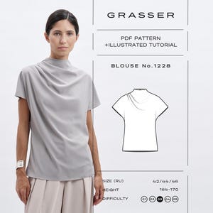 Könnte beinhalten: Eine Frau trägt eine hellgraue Kurzarmbluse mit drapiertem Ausschnitt. Die Bluse wird mit beigefarbenen Hosen kombiniert. Das Bild enthält eine Skizze der Bluse und den Text "GRASSER", "PDF PATTERN + ILLUSTRATED TUTORIAL" und "BLOUSE No.1228".