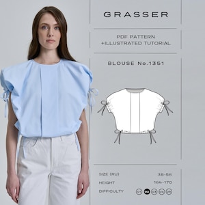 Puede incluir: Una blusa azul claro con mangas cortas abullonadas, lazos laterales y un pliegue central delantero. La imagen incluye el texto: GRASSER, PDF PATTERN + ILLUSTRATED TUTORIAL, BLOUSE No.1351, SIZE (RU) 38-56, HEIGHT 164-170, y un dibujo técnico de la blusa.
