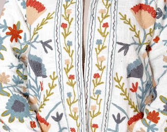 Chaqueta blanca bordada Suzani hecha a mano, abrigo de algodón floral bohemio, regalo étnico indio para ella