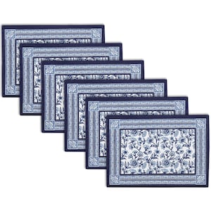 Può includere: Sei tovagliette rettangolari con un motivo floreale. Ogni tovaglietta ha un bordo blu navy con un motivo floreale bianco e blu al centro. Le tovagliette sono disposte a cascata.