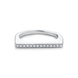 Puede incluir: Un anillo de tono plateado con una barra horizontal plana en la parte superior. La superficie frontal de esta barra est&aacute; incrustada con una fila &uacute;nica de peque&ntilde;as piedras claras de corte redondo que abarcan todo el ancho de la secci&oacute;n plana.