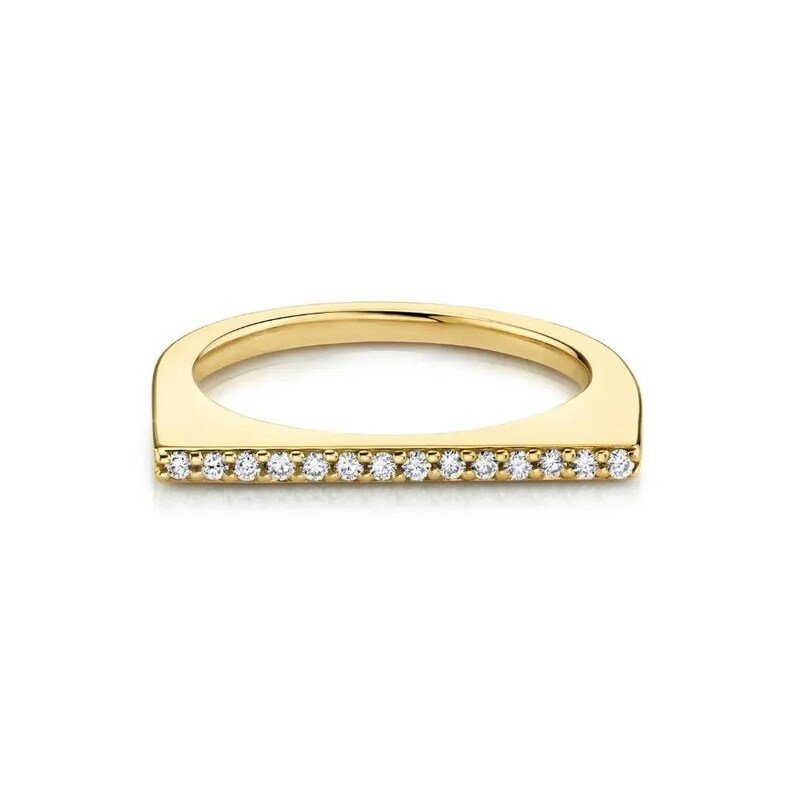 Puede incluir: Un anillo de oro amarillo pulido con una secci&oacute;n de barra plana y horizontal en la parte superior. La barra plana est&aacute; engastada con una hilera de catorce peque&ntilde;as piedras transparentes de corte redondo que cubren el frente del anillo.