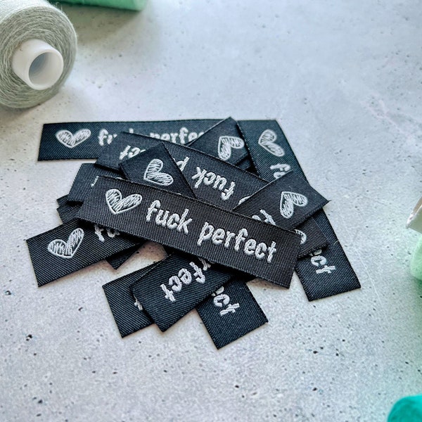 Label "fuck perfect" mit Herz, Webetiketten zum Aufnähen