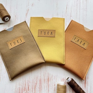 Heimtierausweis Hülle mit Namen, Schutzhülle für Impfausweis aus glänzendem Kunstleder in Gold Messing Kupfer Silber, personalisierbar