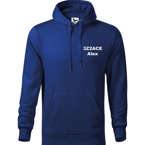 Peut inclure: Un sweat à capuche bleu royal avec une poche blanche et un texte blanc qui dit "3ZZACE Alex".