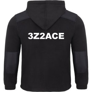 Pode incluir: Casaco de moletom preto com capuz, com um remendo branco nas costas que diz "3Z2ACE". O casaco tem remendos de tecido preto nos cotovelos.