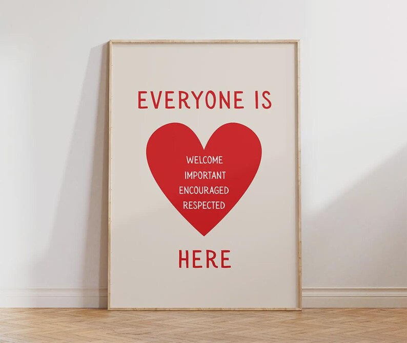 Może przedstawiać: Oprawiony plakat z kremowym tłem i czerwonym tekstem. Tekst brzmi "EVERYONE IS HERE" z czerwonym sercem pośrodku zawierającym słowa "WELCOME, IMPORTANT, ENCOURAGED, RESPECTED."