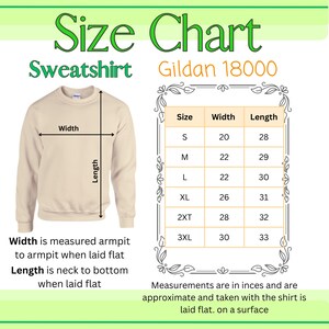 Puede incluir: Sudadera beige Gildan 18000 con tabla de tallas. La tabla muestra medidas en pulgadas para tallas S a 3XL. El ancho se mide de axila a axila y el largo desde el cuello hasta la parte inferior. Las medidas son aproximadas.