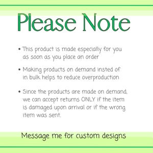 Puede incluir: Fondo blanco con detalles verdes y el texto "Please Note". El texto explica que el producto se fabrica bajo pedido, reduciendo la sobreproducci&oacute;n. Las devoluciones solo se aceptan si est&aacute;n da&ntilde;adas o son incorrectas.