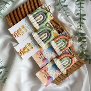 Porte-clés arc-en-ciel en macramé pastel, cadeau de naissance doux bohème, souvenir de baptême sans distinction de sexe avec carte de remerciement