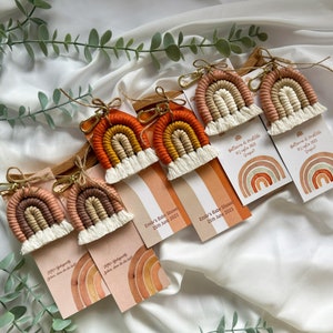 Benutzerdefinierte Regenbogen Makramee Schlüsselanhänger, Boho Baby Shower Favor, Taufe Geschenk, handgemachtes Andenken mit Karte, Hochzeit Makramee Geschenk