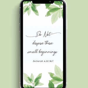 Peut inclure: Un &eacute;cran de t&eacute;l&eacute;phone avec un fond blanc et des feuilles vertes autour des bords. Le texte sur l'&eacute;cran est "Ne m&eacute;prisez pas ces petits commencements Zacharie 4:10 NLT".