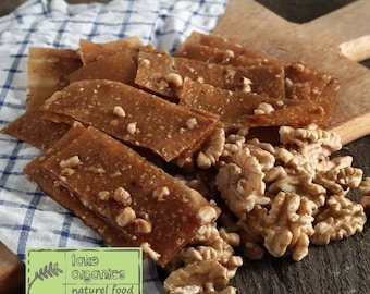 Biologisch moerbeifruitleer met walnoten, natuurlijk tussendoortje