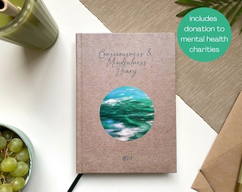 Könnte beinhalten: Ein braunes Tagebuch mit dem Text "Consciousness & Mindfulness Diary" und einem kreisförmigen Bild einer blauen und grünen Meereswelle. Das Tagebuch beinhaltet eine Spende an Wohltätigkeitsorganisationen für psychische Gesundheit.