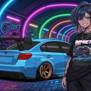 Op de afbeelding: Anime-stijl illustratie van een blauwe Subaru Impreza met een grote spoiler, geplaatst in een neonverlichte tunnel. Een persoon met een zwart t-shirt met "IMPREZA" tekst en autografiek staat voor de auto. De achtergrond bevat graffiti en neonlichten.