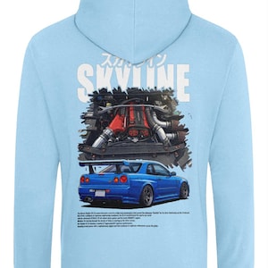 Könnte beinhalten: Hellblaues Kapuzenpullover mit einem Aufdruck eines blauen Sportwagens und Motordetails. Das Wort "SKYLINE" ist in Weiß gedruckt, mit japanischem Text darüber. Das Design befindet sich auf der Rückseite des Hoodies.